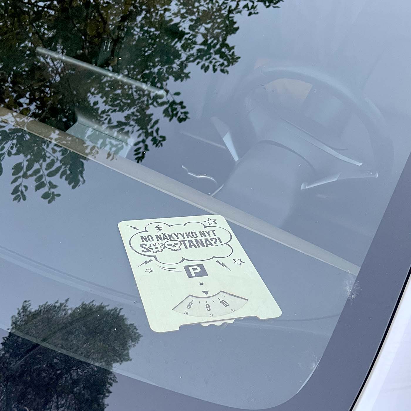 No näkyykö nyt s#@tana?! jätti parkkikiekko
