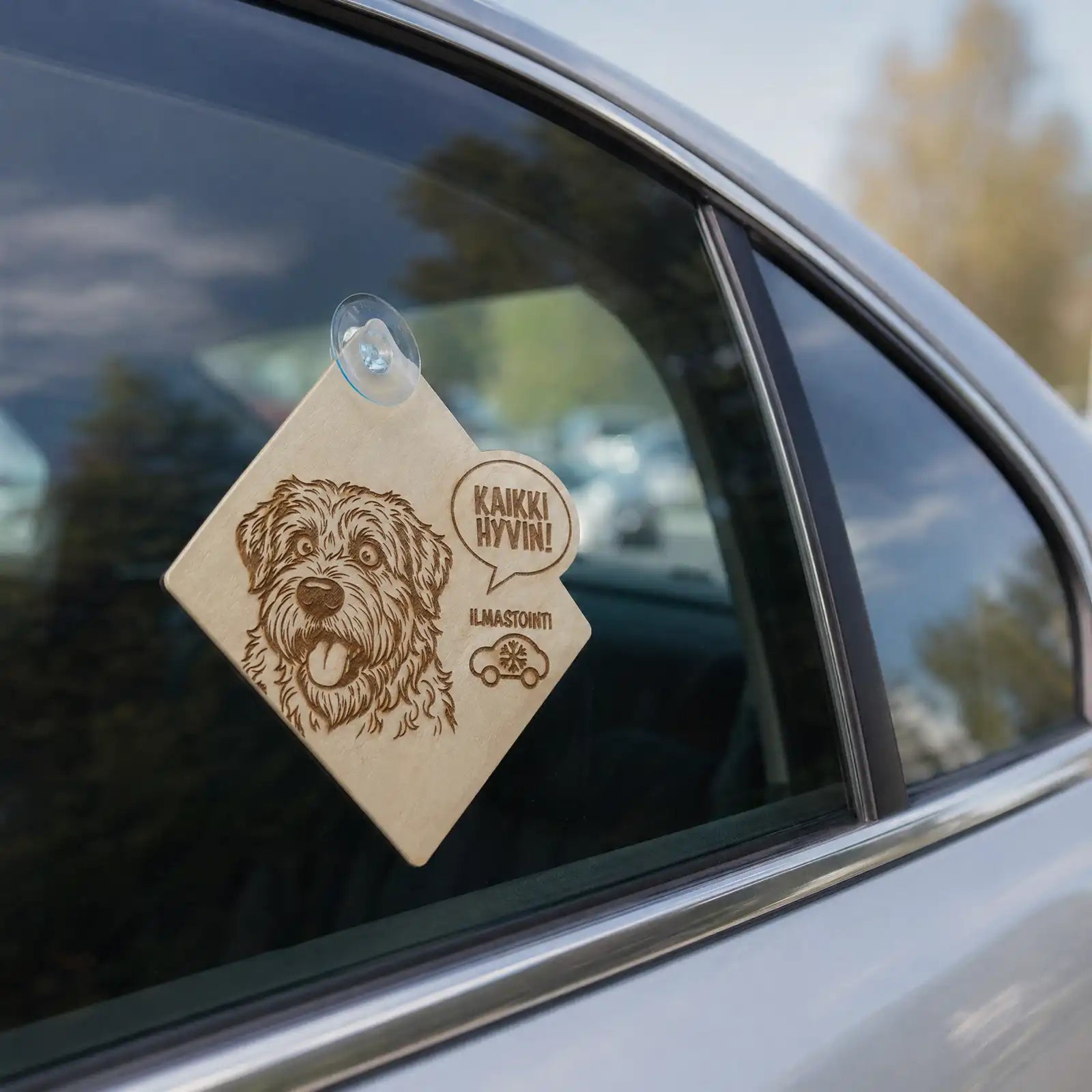Koira autossa ilmastointi päällä -kyltti