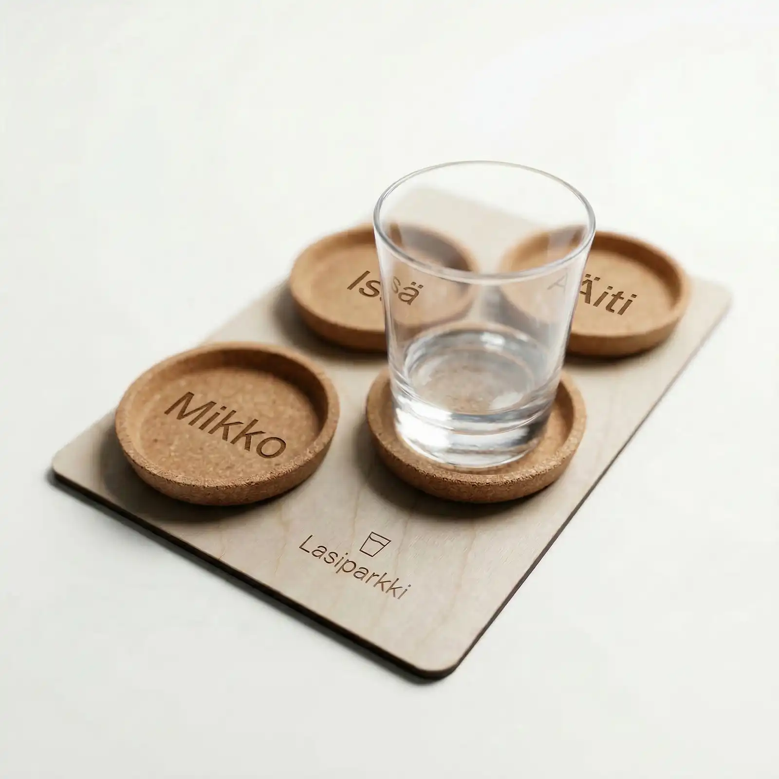 Nimikoitu lasialusta